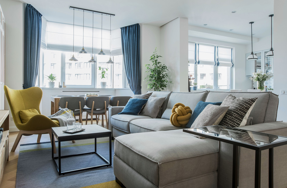 Immagine di un grande soggiorno minimal aperto con sala formale, pareti bianche, parquet chiaro, TV autoportante e pavimento beige