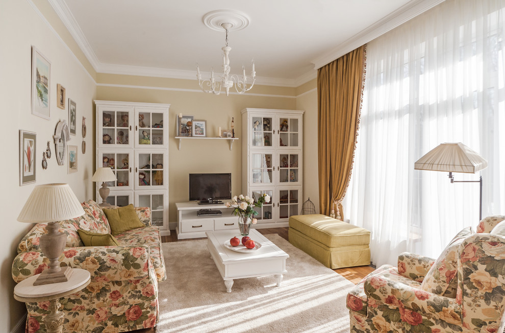 На фото: парадная, объединенная гостиная комната в классическом стиле с бежевыми стенами, ковровым покрытием и отдельно стоящим телевизором с