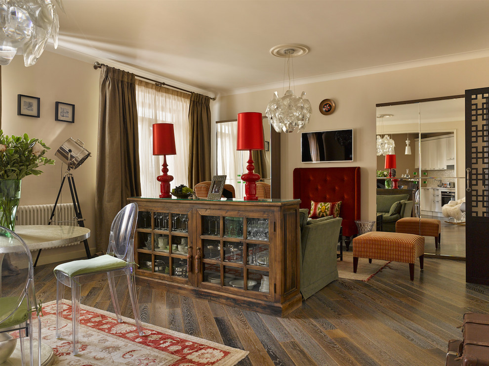 Foto di un soggiorno eclettico con sala formale, pareti beige e TV a parete