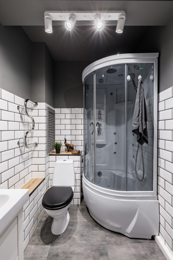 На фото: маленькая ванная комната в скандинавском стиле с белыми стенами, полом из ламината и коричневым полом для на участке и в саду с