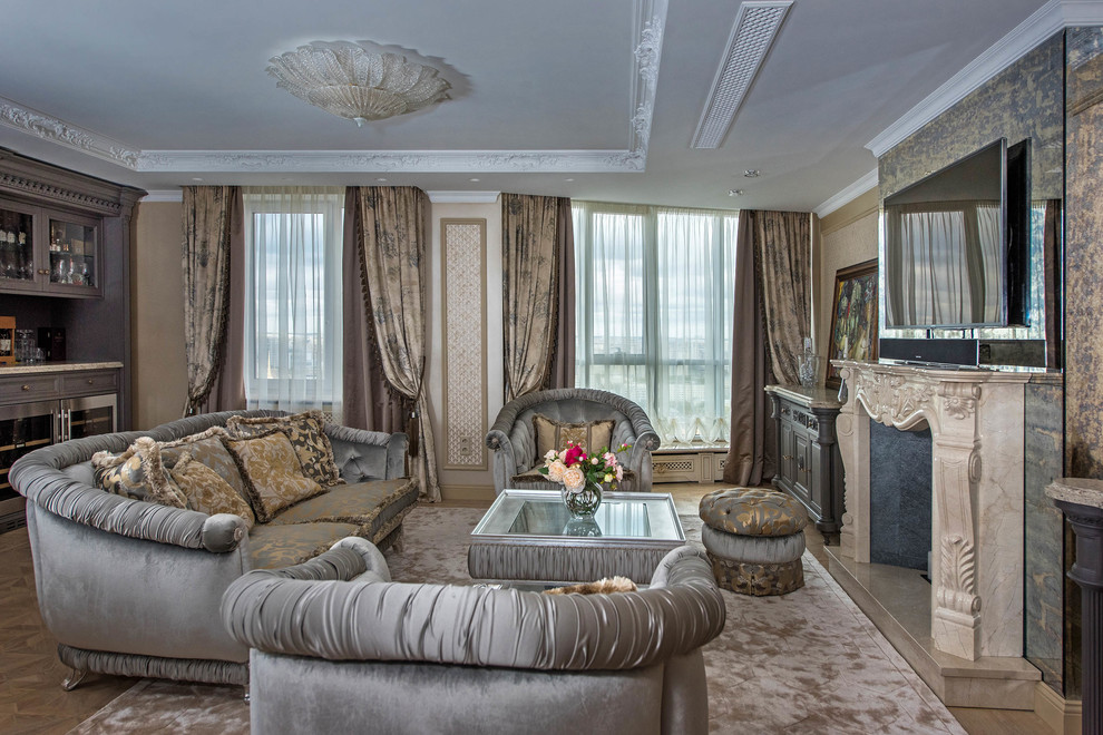 Свежая идея для дизайна: гостиная комната в викторианском стиле с тюлем на окнах - отличное фото интерьера