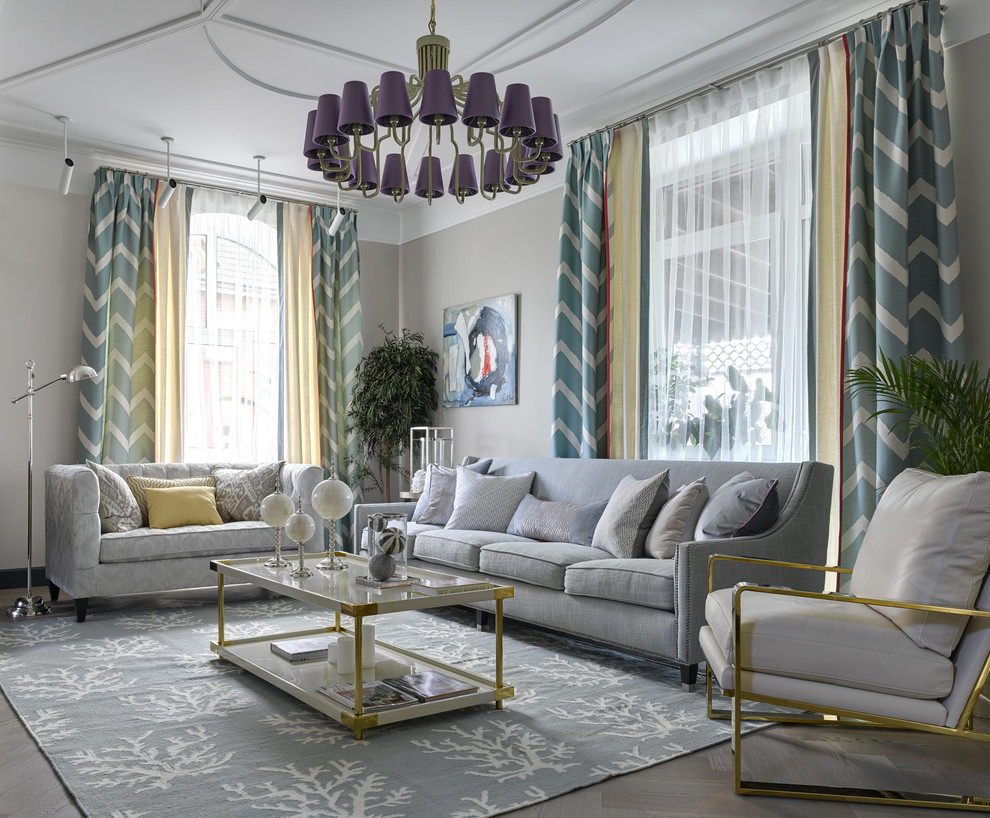 Aménagement d'un salon classique avec un mur gris, parquet clair et un sol beige.