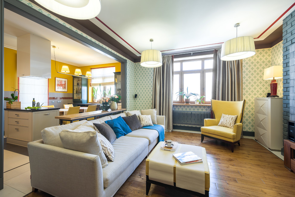 На фото: открытая гостиная комната в стиле неоклассика (современная классика) с разноцветными стенами и паркетным полом среднего тона