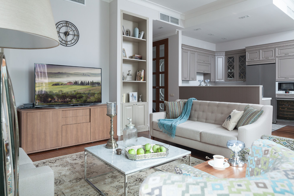 Ejemplo de salón para visitas clásico grande con paredes grises, moqueta y televisor independiente