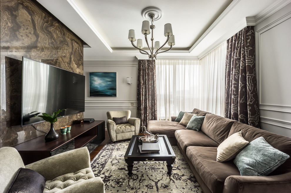 Источник вдохновения для домашнего уюта: большая гостиная комната в классическом стиле с серыми стенами и телевизором на стене