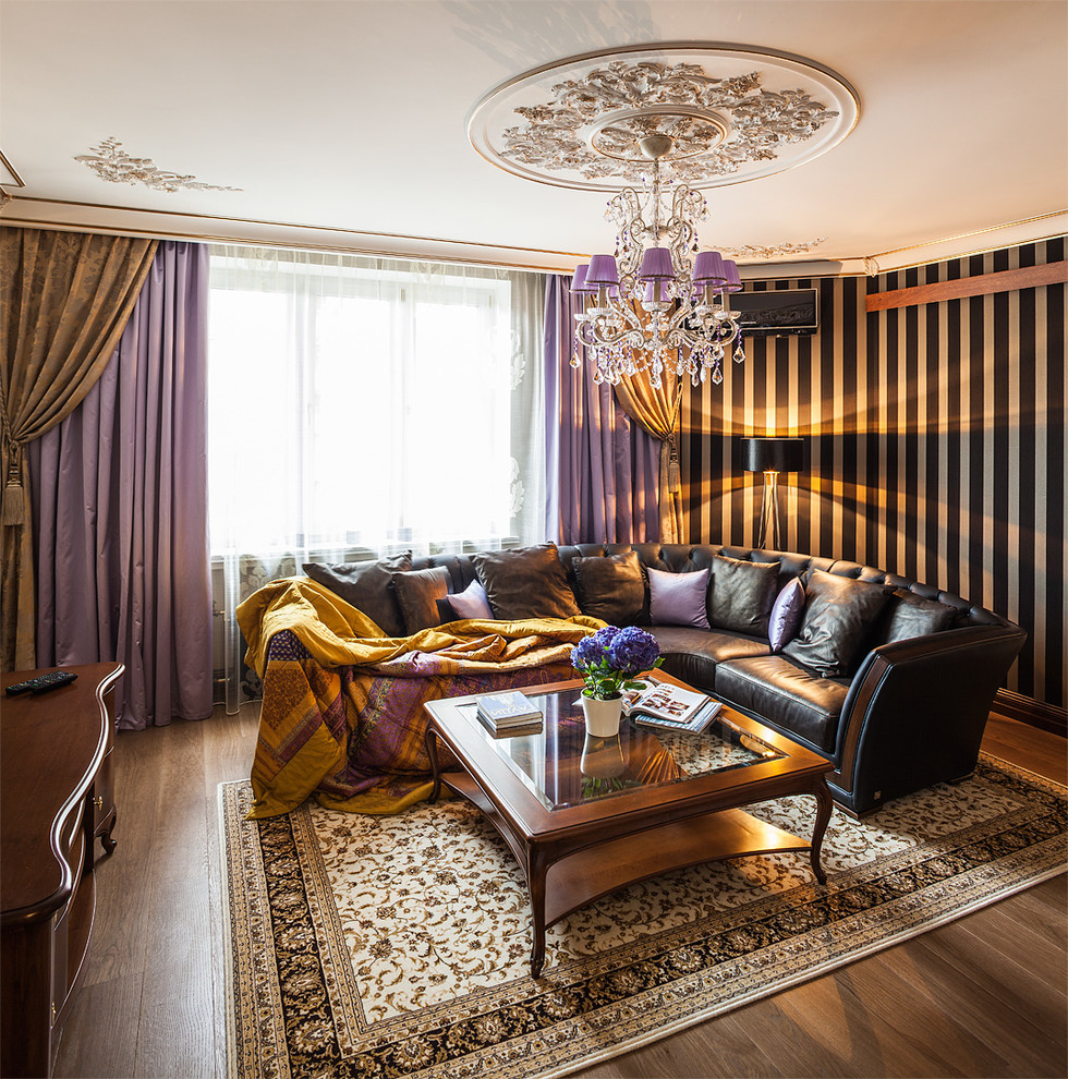 Ispirazione per un soggiorno tradizionale con pareti multicolore, pavimento in legno massello medio e pavimento marrone