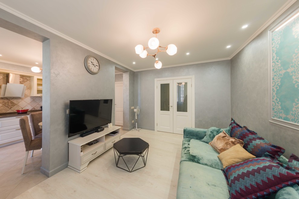 Идея дизайна: изолированная гостиная комната среднего размера в восточном стиле с серыми стенами, полом из ламината, отдельно стоящим телевизором, бежевым полом и тюлем на окнах без камина