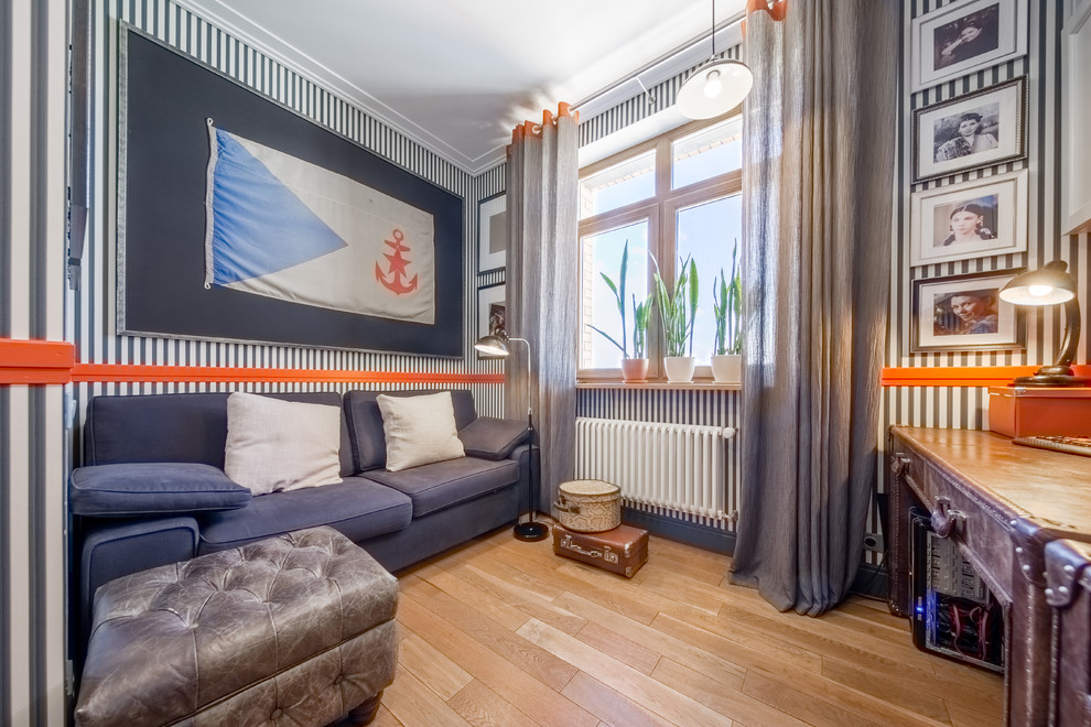 Стильный дизайн: изолированная гостиная комната в стиле неоклассика (современная классика) с паркетным полом среднего тона, разноцветными стенами и синим диваном - последний тренд
