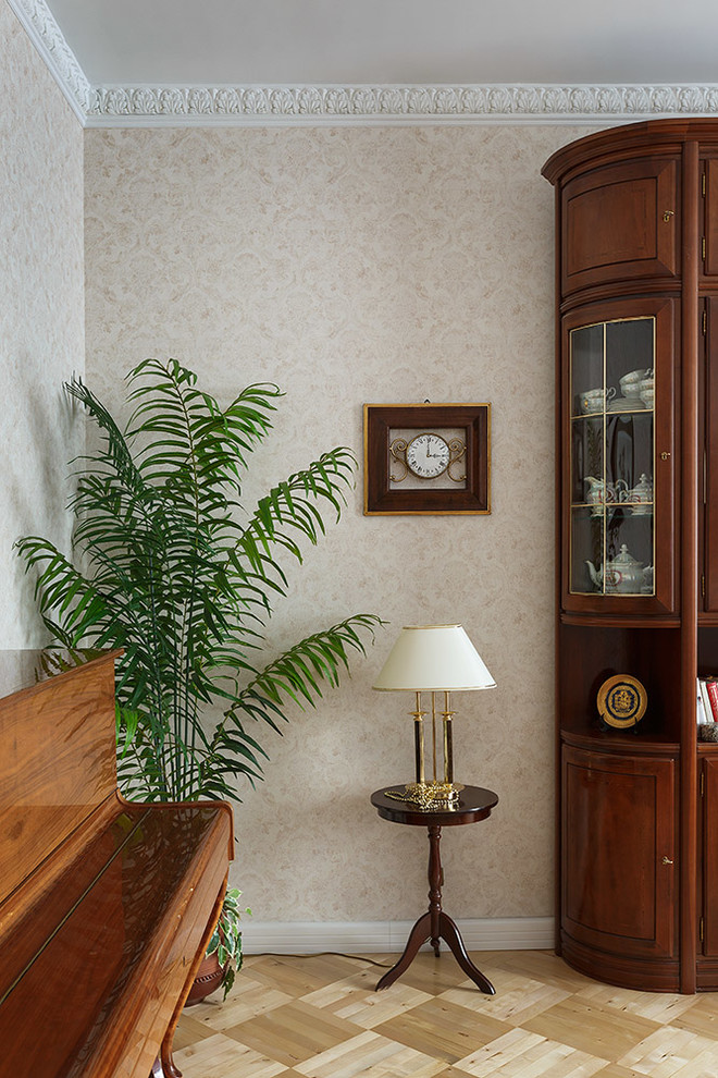 На фото: парадная, открытая гостиная комната среднего размера в классическом стиле с белыми стенами, светлым паркетным полом, отдельно стоящим телевизором и бежевым полом