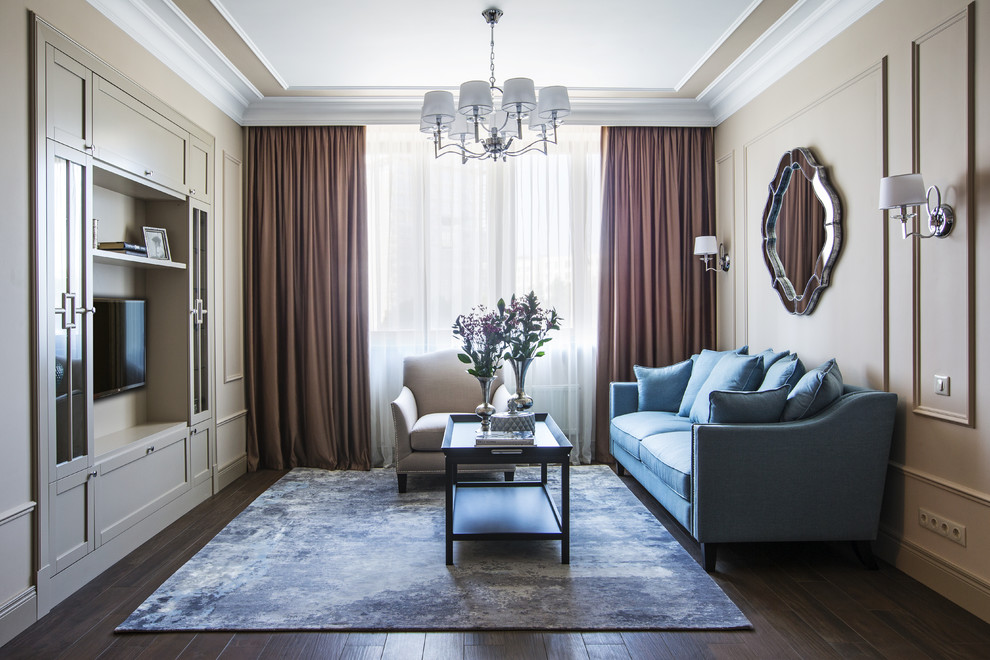 Immagine di un soggiorno chic di medie dimensioni e aperto con sala formale, pareti beige, pavimento in gres porcellanato, TV a parete e pavimento marrone