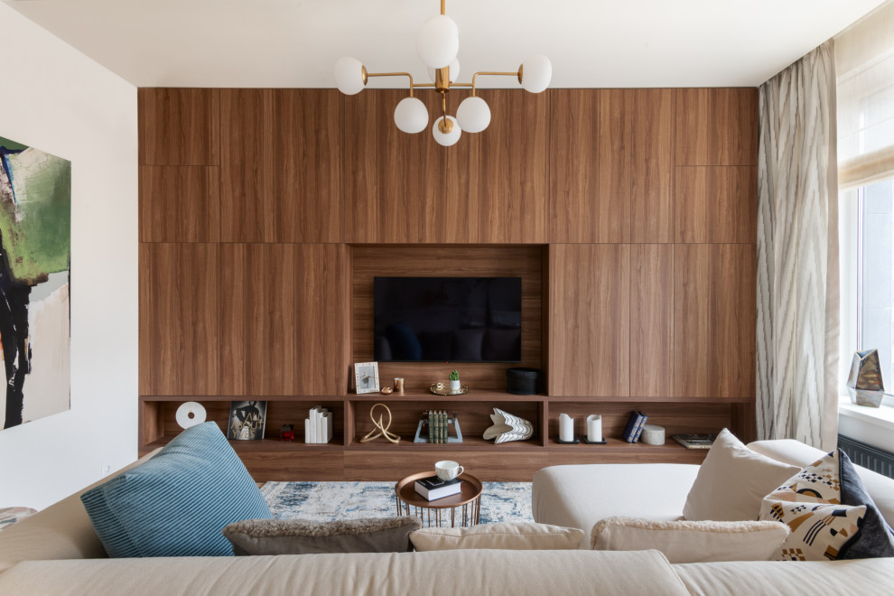 На фото: объединенная гостиная комната в современном стиле с белыми стенами, телевизором на стене и деревянными стенами
