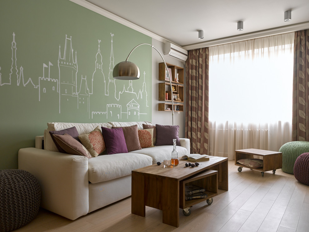 Réalisation d'un salon design de taille moyenne et fermé avec un mur vert, parquet clair et un sol beige.
