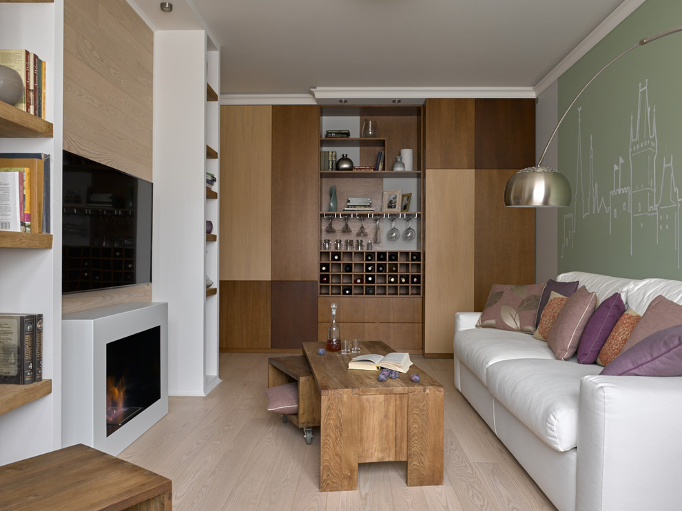 Aménagement d'un salon contemporain de taille moyenne avec parquet clair et un sol beige.