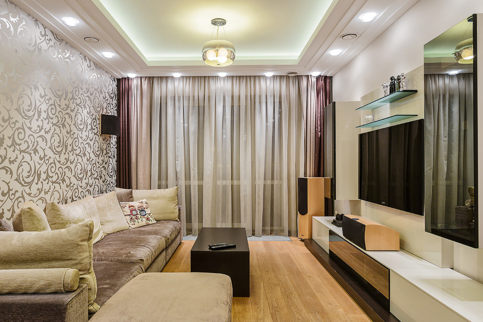 Idées déco pour un salon éclectique ouvert avec une salle de réception, un mur beige, un sol en bois brun et un téléviseur fixé au mur.
