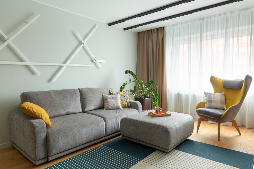 Mittelgroßes, Offenes Modernes Wohnzimmer mit grüner Wandfarbe, hellem Holzboden und beigem Boden in Moskau