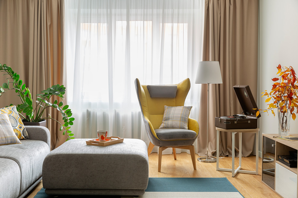 Источник вдохновения для домашнего уюта: гостиная комната среднего размера в современном стиле с тюлем на окнах