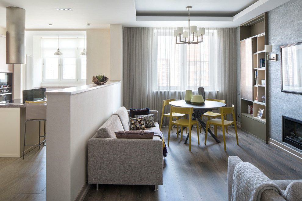Стильный дизайн: парадная, открытая, объединенная гостиная комната в современном стиле с паркетным полом среднего тона и горизонтальным камином - последний тренд