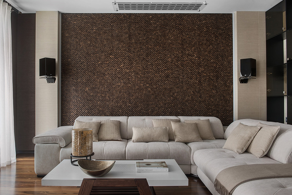 Пример оригинального дизайна: большая открытая гостиная комната в современном стиле с коричневыми стенами, коричневым полом и паркетным полом среднего тона без камина