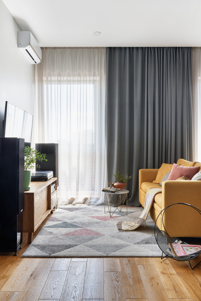 Источник вдохновения для домашнего уюта: открытая гостиная комната среднего размера в современном стиле с коричневыми стенами, светлым паркетным полом и телевизором на стене