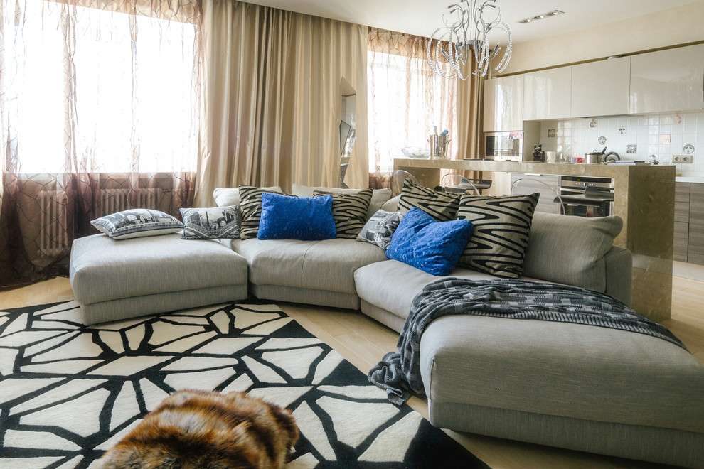 Immagine di un piccolo soggiorno minimal aperto con pareti beige e pavimento in legno massello medio