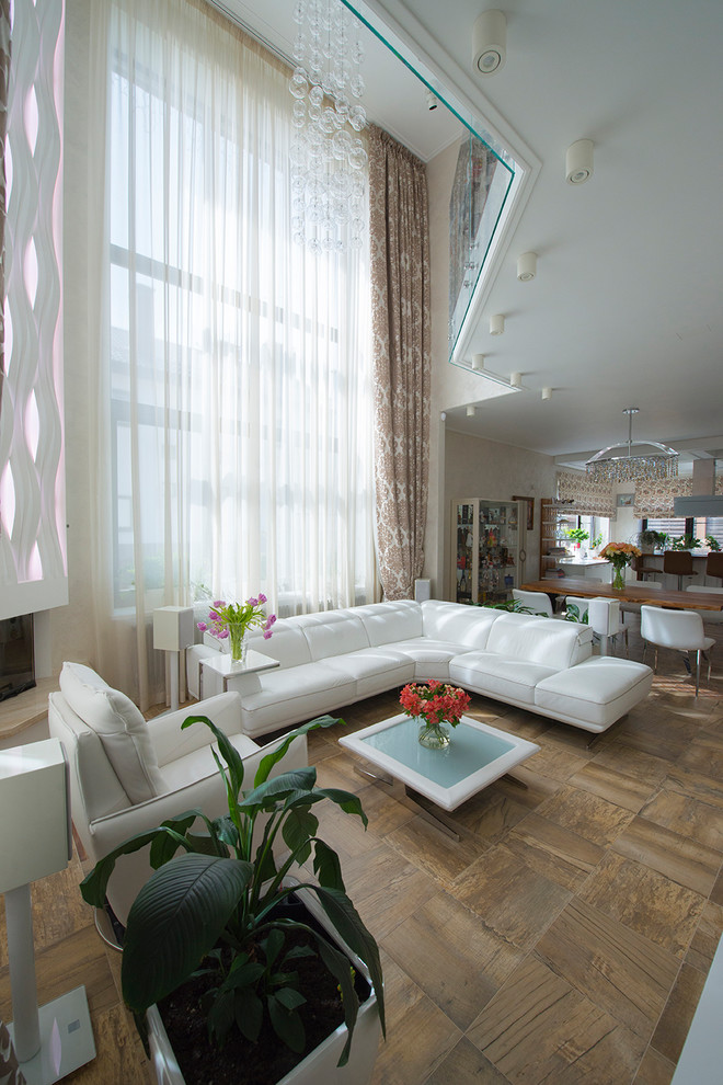 Großes, Repräsentatives, Offenes Modernes Wohnzimmer mit weißer Wandfarbe, Porzellan-Bodenfliesen, Eckkamin und braunem Boden in Sonstige