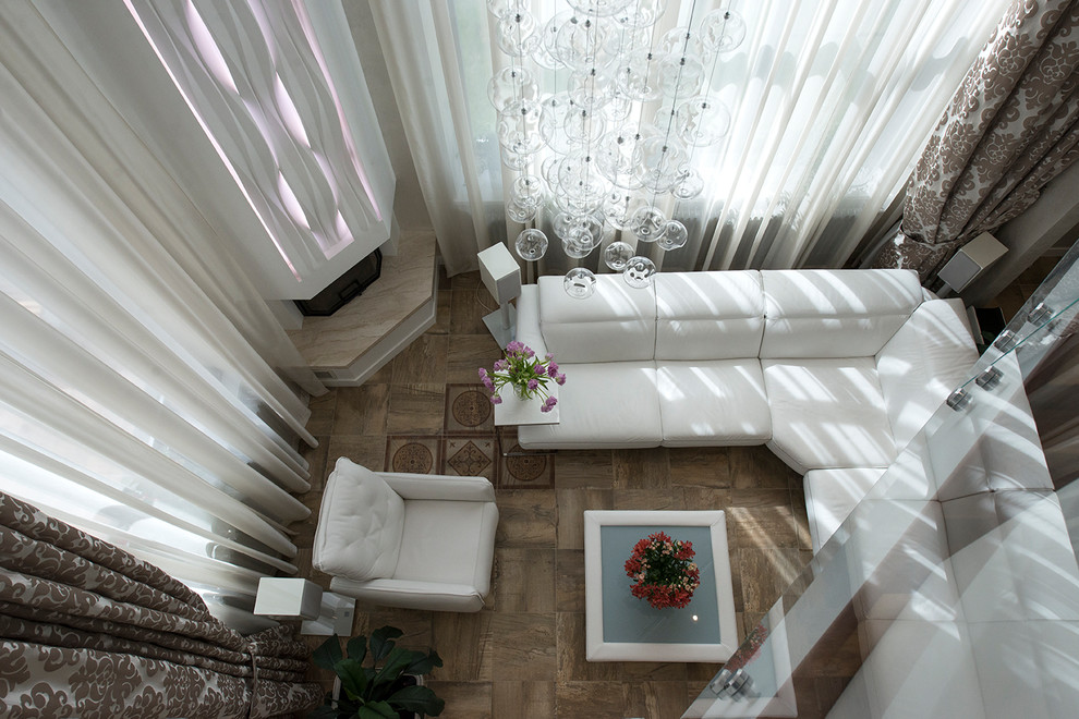 Cette photo montre un grand salon tendance ouvert avec une salle de réception, un mur blanc, un sol en carrelage de porcelaine, une cheminée d'angle, un manteau de cheminée en pierre et un sol marron.