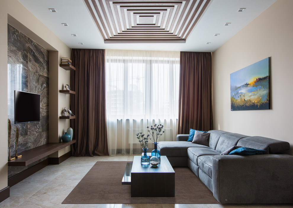 Immagine di un soggiorno contemporaneo con pareti beige, TV a parete, pavimento beige e tappeto