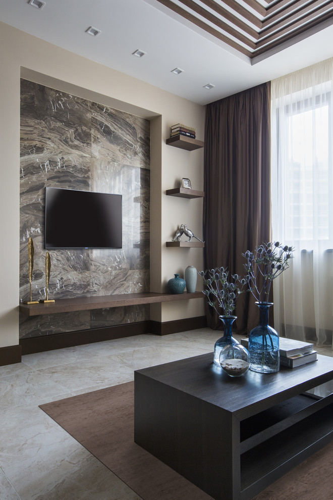 Свежая идея для дизайна: открытая гостиная комната среднего размера в современном стиле с бежевыми стенами, полом из керамогранита и телевизором на стене - отличное фото интерьера