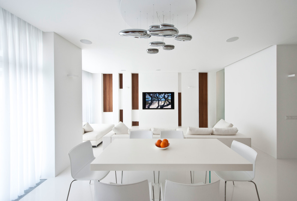 Пример оригинального дизайна: гостиная-столовая в современном стиле с белыми стенами и белым полом