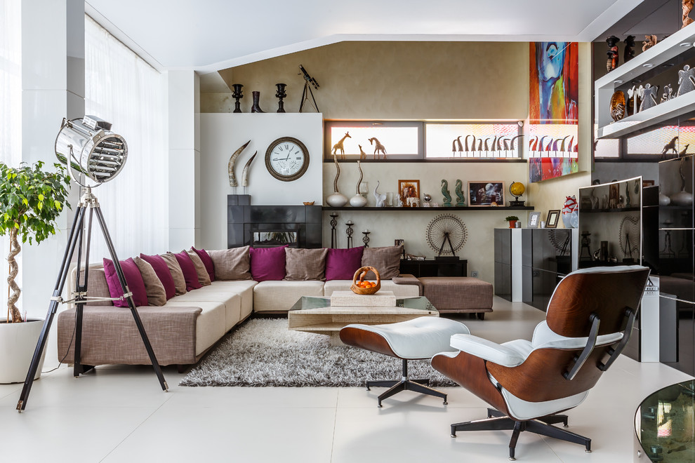 Ejemplo de salón para visitas abierto actual con paredes beige, chimenea lineal, televisor independiente y suelo blanco