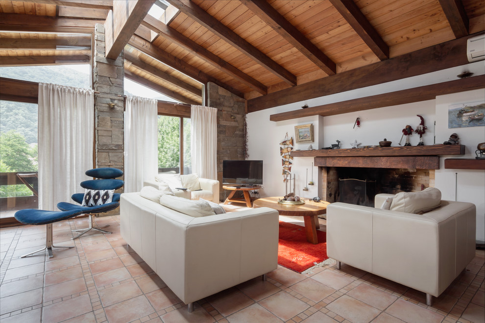 Exemple d'un grand salon nature avec un mur blanc, une cheminée standard, un manteau de cheminée en bois, une salle de réception et un téléviseur indépendant.