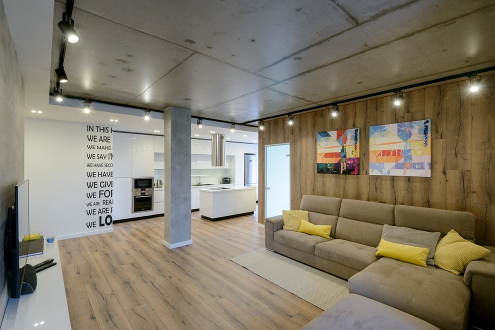 Aménagement d'un salon contemporain avec un mur marron, un sol en bois brun et un téléviseur fixé au mur.