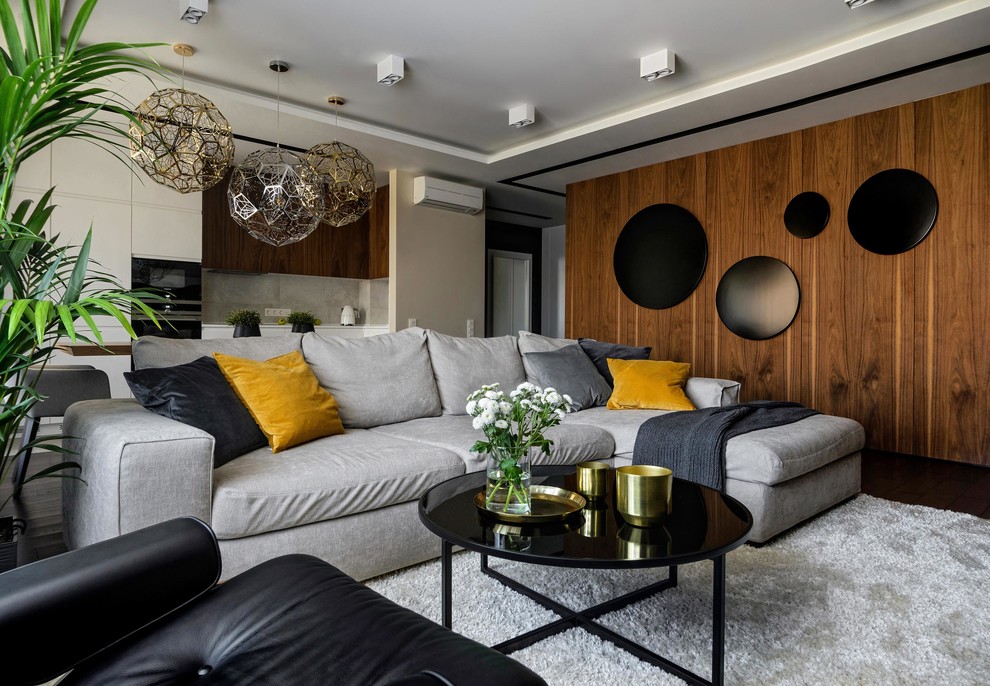 На фото: гостиная комната в современном стиле с телевизором на стене