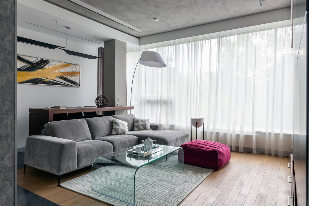Foto di un grande soggiorno minimal con pareti bianche, pavimento in legno massello medio e pavimento beige