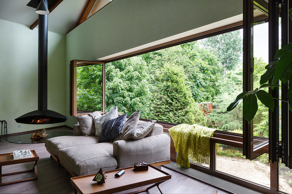 Источник вдохновения для домашнего уюта: гостиная комната среднего размера в современном стиле с белыми стенами и подвесным камином