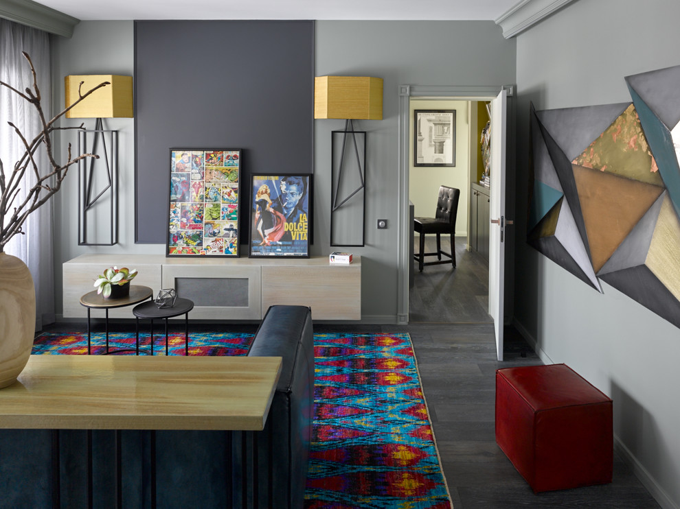 Источник вдохновения для домашнего уюта: изолированная гостиная комната в современном стиле с серыми стенами и темным паркетным полом