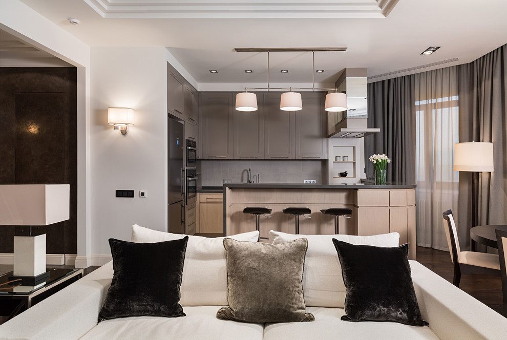 Стильный дизайн: открытая, объединенная гостиная комната среднего размера в современном стиле с белыми стенами и темным паркетным полом - последний тренд