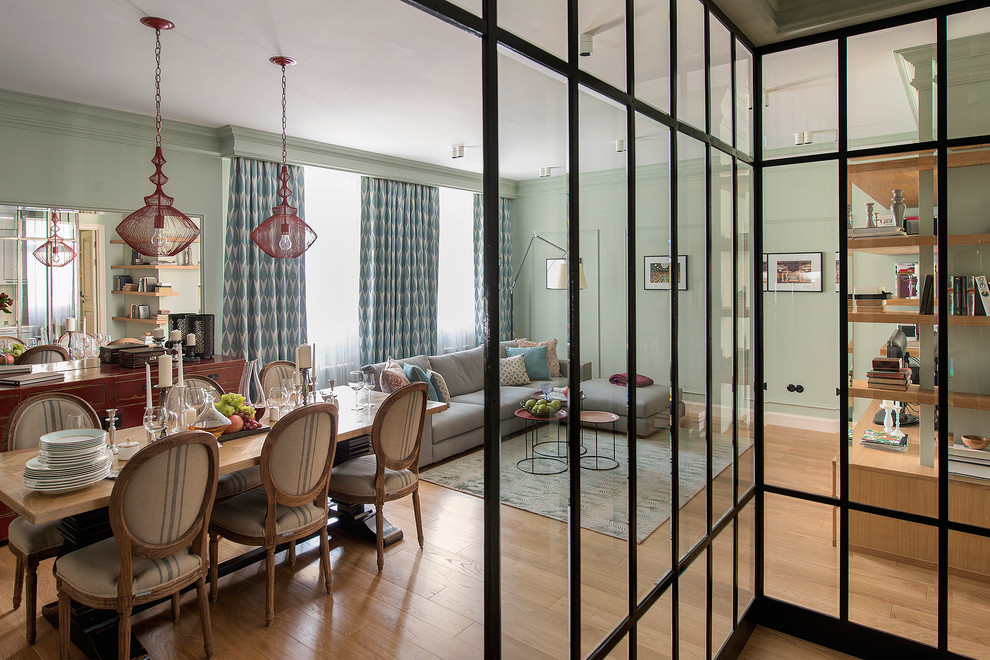 На фото: гостиная комната в современном стиле с зелеными стенами, паркетным полом среднего тона и коричневым полом