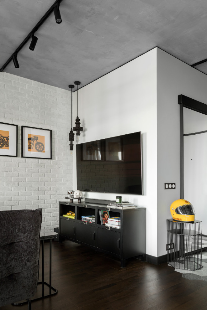 Свежая идея для дизайна: гостиная комната в современном стиле с телевизором на стене - отличное фото интерьера