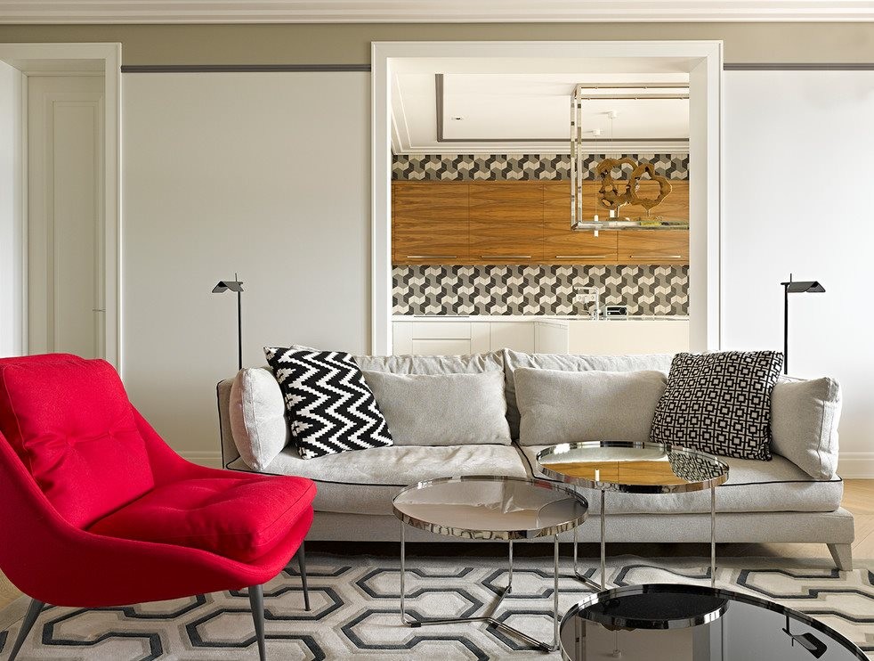 Diseño de salón abierto retro de tamaño medio con paredes blancas, suelo de madera en tonos medios y televisor colgado en la pared