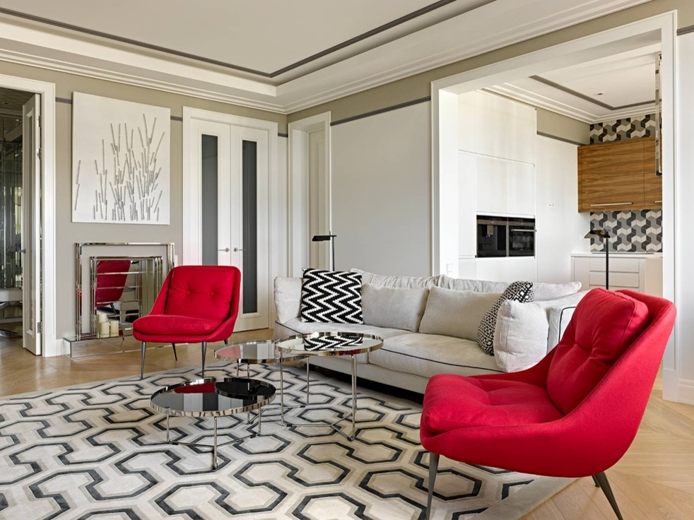 Стильный дизайн: открытая гостиная комната среднего размера в стиле ретро с белыми стенами, паркетным полом среднего тона и телевизором на стене - последний тренд