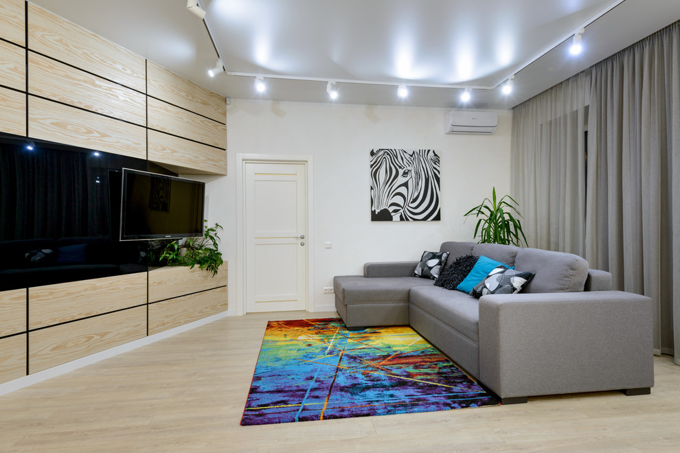 Idées déco pour un grand salon contemporain ouvert avec un mur blanc, sol en stratifié, un téléviseur fixé au mur et un sol beige.