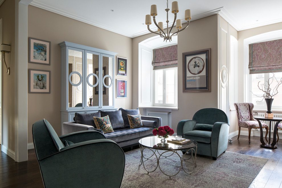 Idee per un soggiorno chic con sala formale, pareti beige, parquet scuro e pavimento marrone