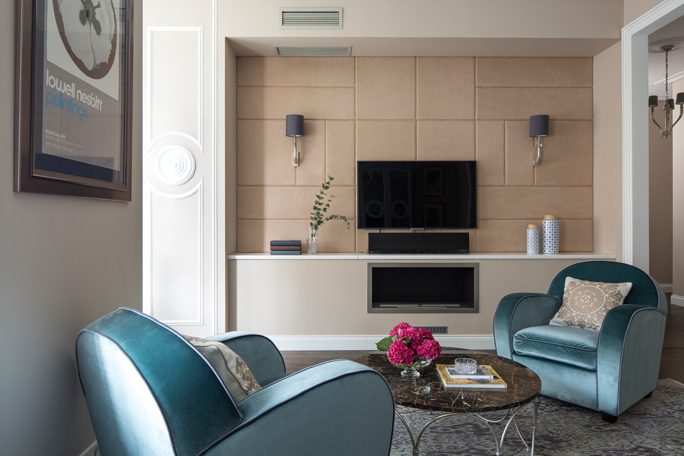 Идея дизайна: парадная гостиная комната в стиле неоклассика (современная классика) с бежевыми стенами, темным паркетным полом, горизонтальным камином и телевизором на стене