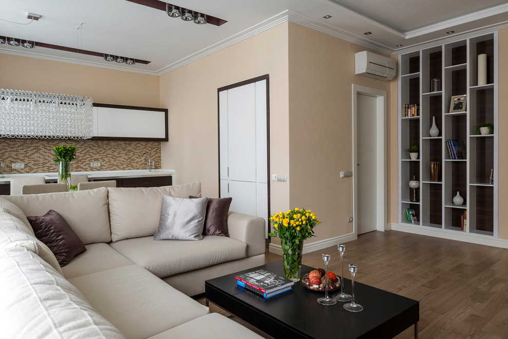 На фото: парадная, открытая, объединенная гостиная комната в современном стиле с бежевыми стенами, паркетным полом среднего тона и коричневым полом с