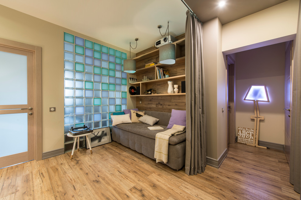 Aménagement d'une salle de séjour contemporaine avec une salle de musique, un sol en bois brun et un mur beige.