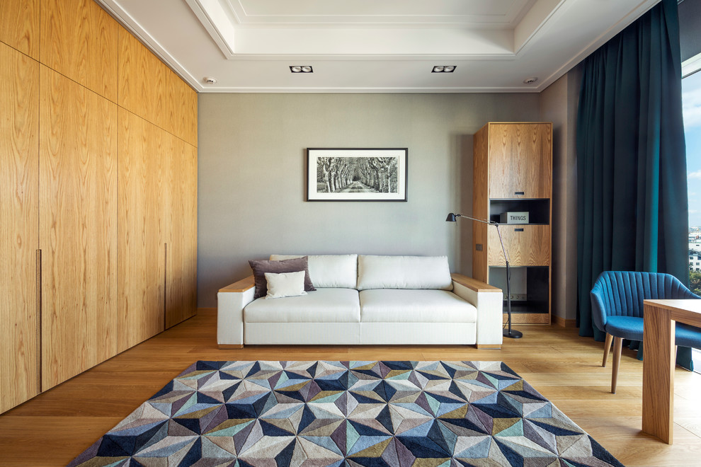На фото: гостиная комната в современном стиле с ковром на полу с