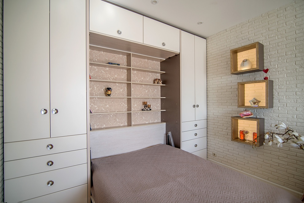 Стильный дизайн: гостиная комната среднего размера в современном стиле с полом из ламината и телевизором на стене - последний тренд