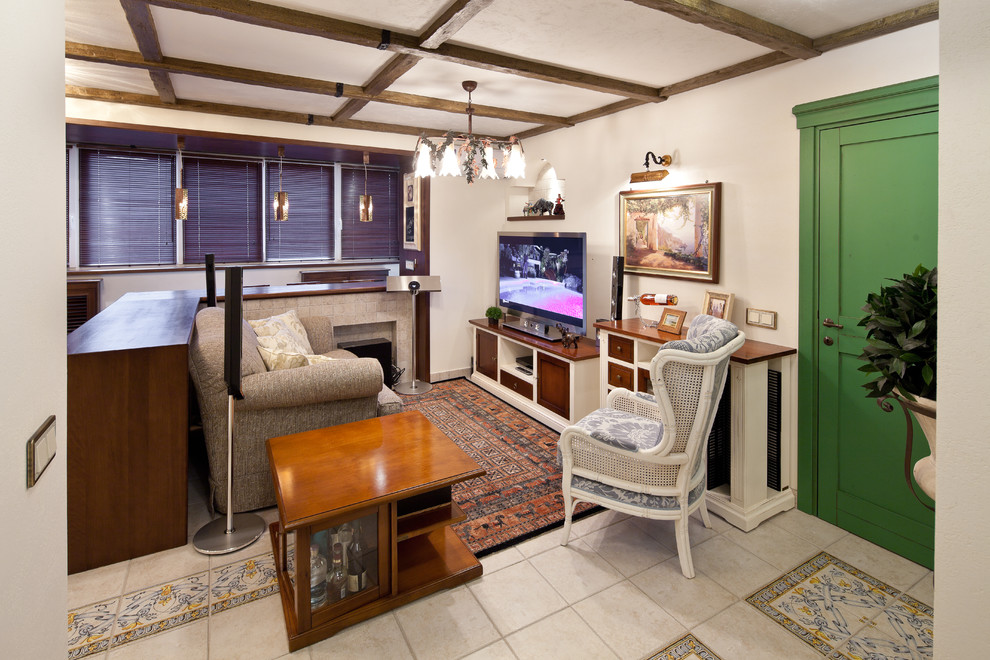 На фото: гостиная комната в средиземноморском стиле с белыми стенами и отдельно стоящим телевизором с