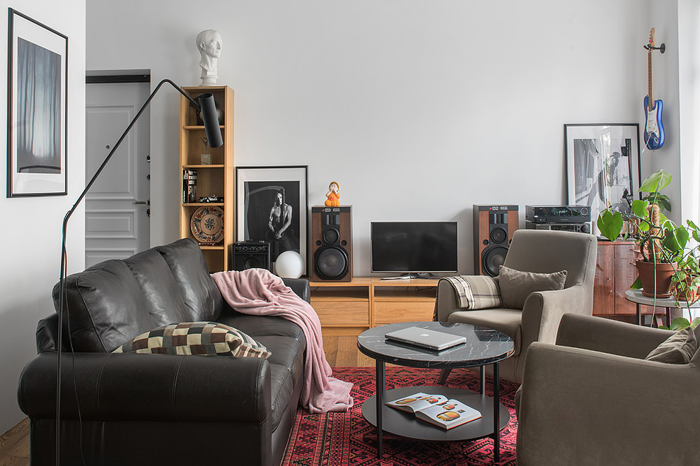 Inspiration för minimalistiska allrum med öppen planlösning, med vita väggar, mellanmörkt trägolv, en fristående TV och brunt golv